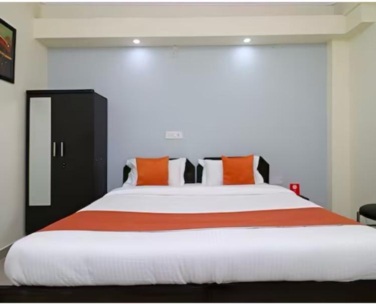 Hotel Aditya Residency Near Sector 63 Metro Station Noida Bagian luar foto