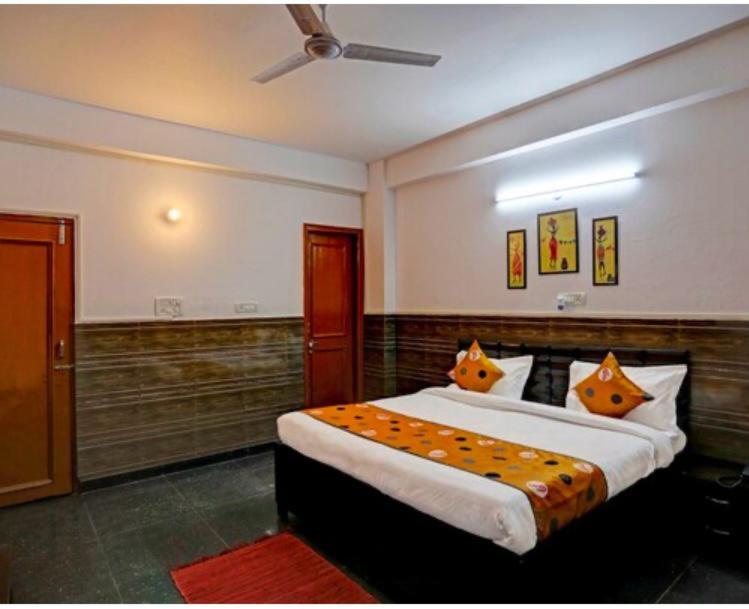 Hotel Aditya Residency Near Sector 63 Metro Station Noida Bagian luar foto