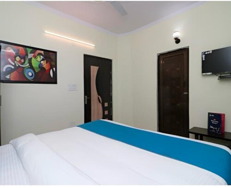 Hotel Aditya Residency Near Sector 63 Metro Station Noida Bagian luar foto