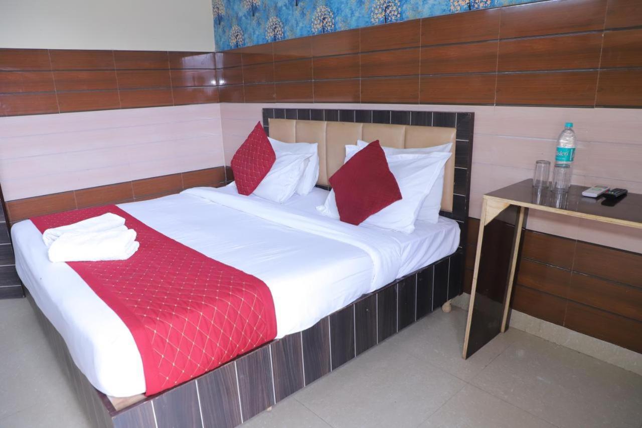 Hotel Aditya Residency Near Sector 63 Metro Station Noida Bagian luar foto