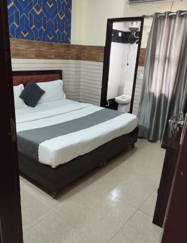 Hotel Aditya Residency Near Sector 63 Metro Station Noida Bagian luar foto