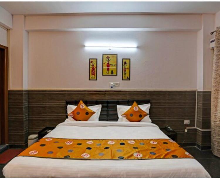 Hotel Aditya Residency Near Sector 63 Metro Station Noida Bagian luar foto