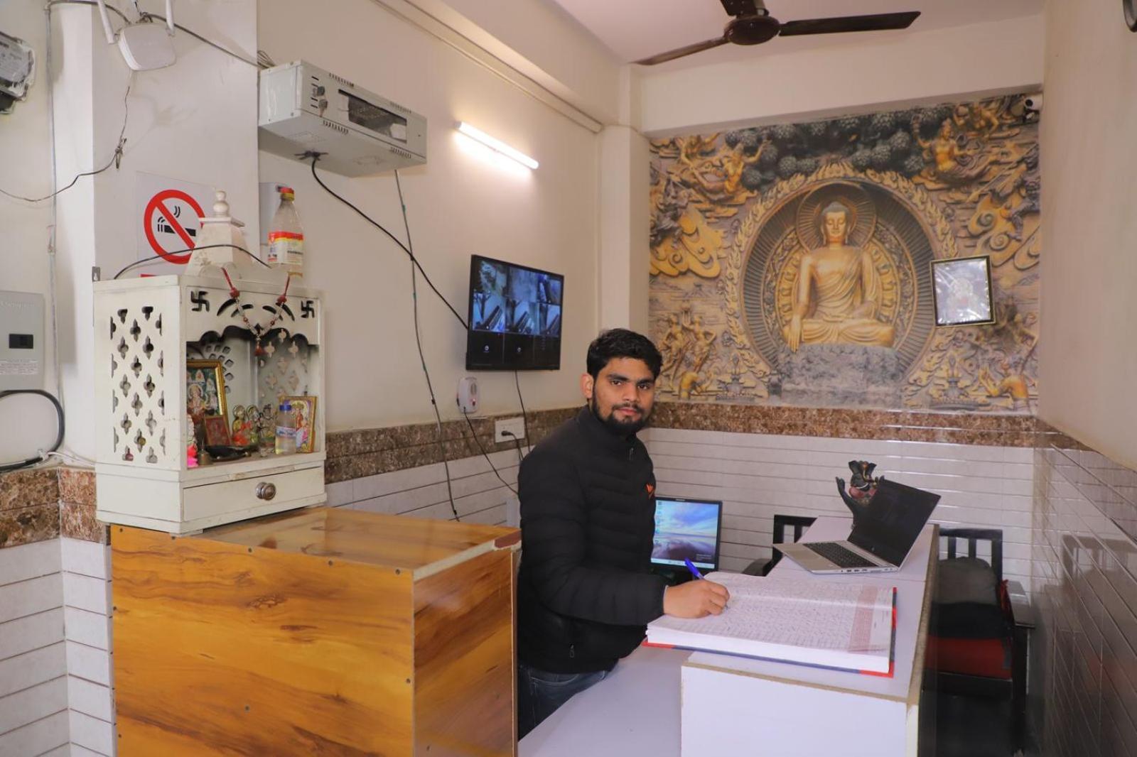 Hotel Aditya Residency Near Sector 63 Metro Station Noida Bagian luar foto